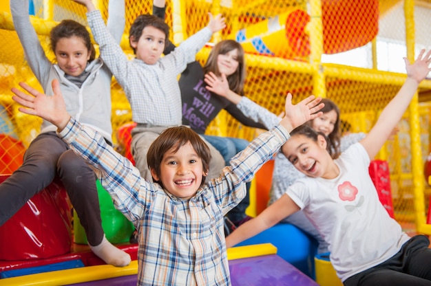 Niños felices en el patio interior