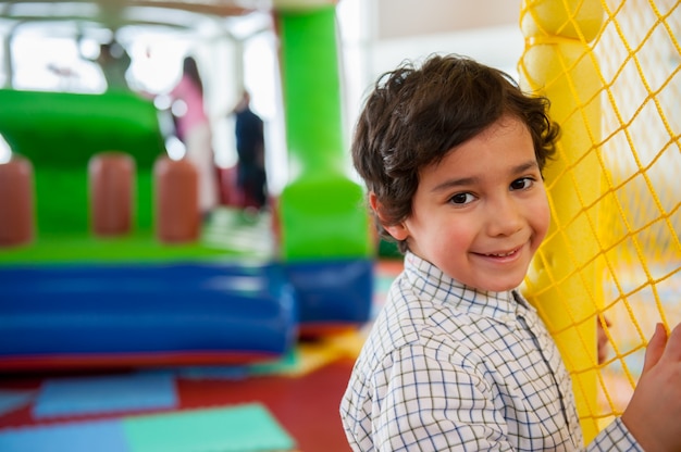 Niños felices en el patio interior