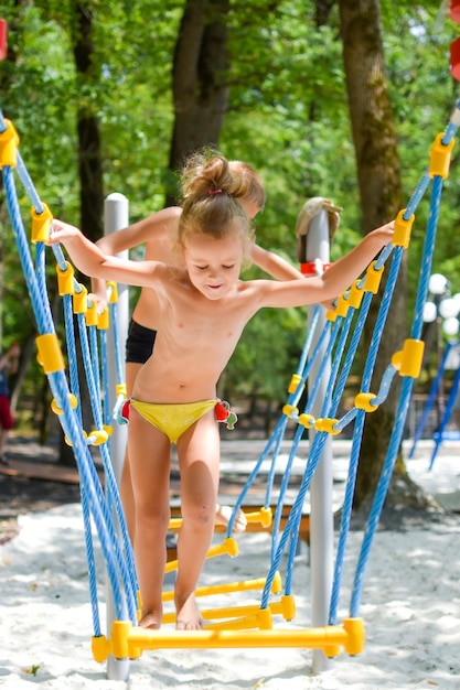 Niños felices en el patio de recreo Niños en la naturaleza en verano Vacaciones activas y lúdicas