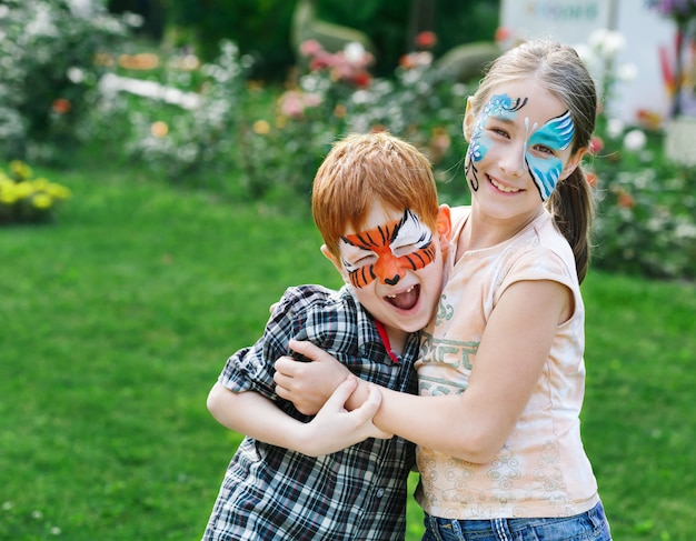 Niños felices con pinturas faciales