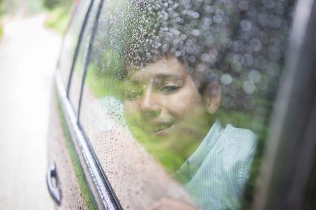 Niños felices que viajan en auto