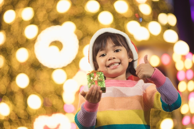 Niños felices con regalo de Navidad