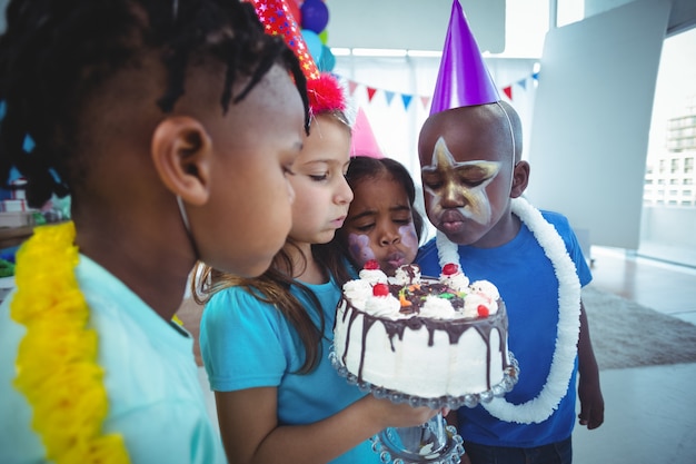 Niños felices reunidos