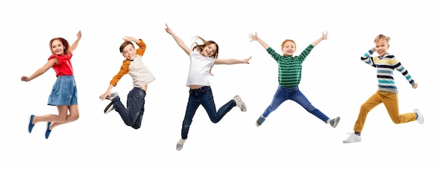 niños felices saltando sobre un fondo blanco