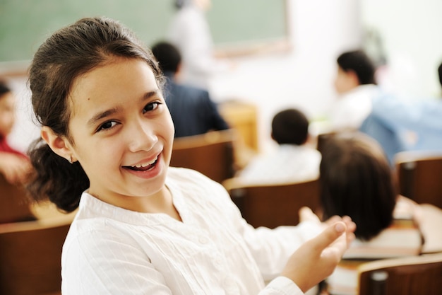 Niños felices sonriendo y riendo en el aula