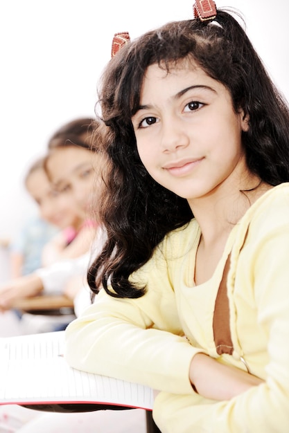 Niños felices sonriendo y riendo en el aula