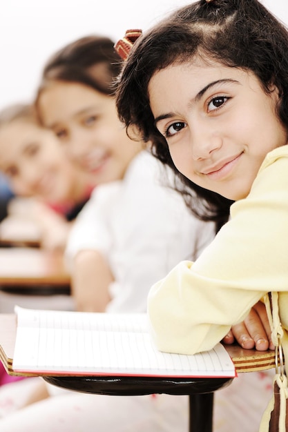 Niños felices sonriendo y riendo en el aula