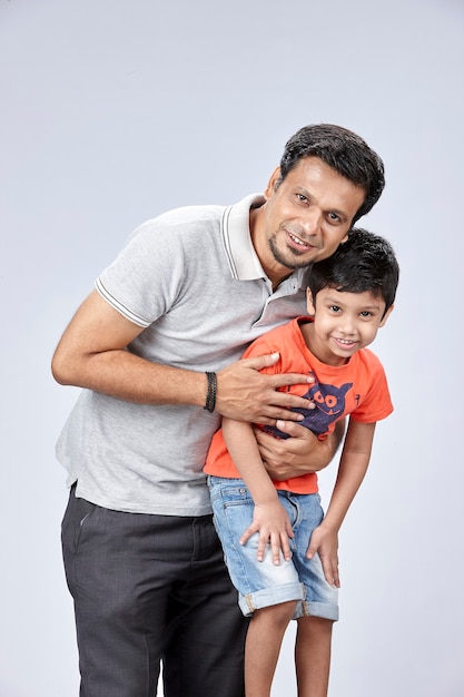 Niños felices con su padre