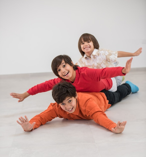 Niños felices en el suelo volando