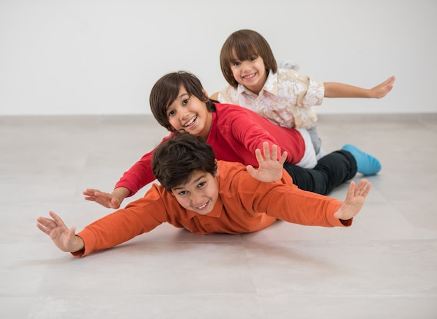 Foto niños felices en el suelo volando