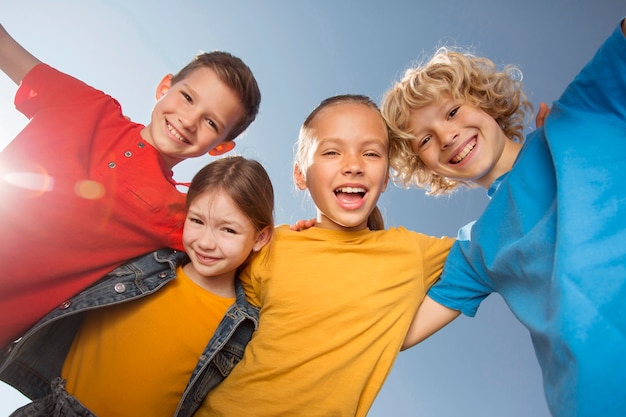 Niños felices de tiro medio juntos