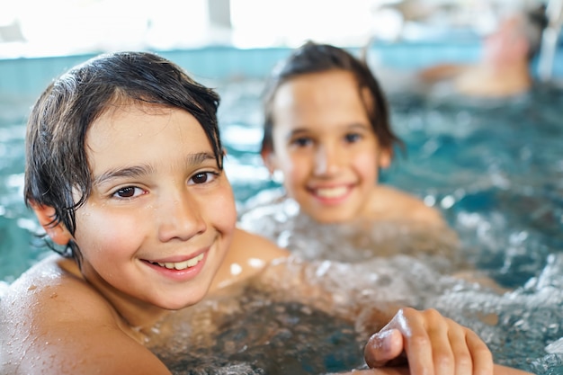 Niños felices en vacaciones de verano que se divierten y tiempo feliz