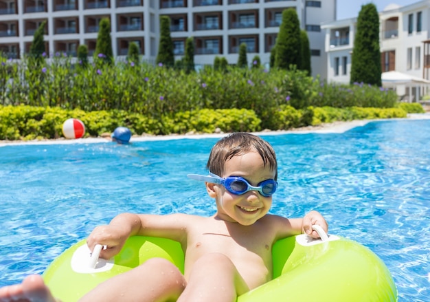 Niños felices en vacaciones de verano que se divierten y tiempo feliz