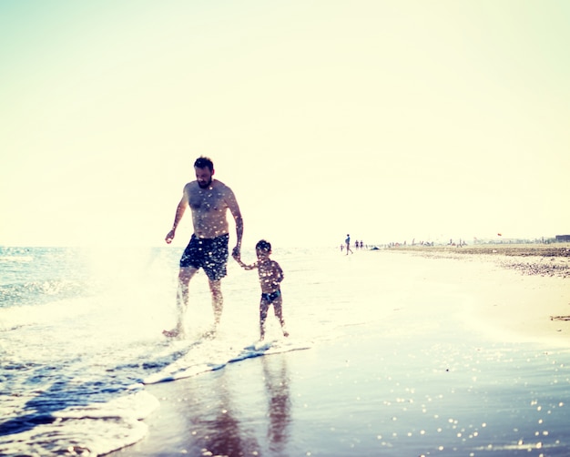 Niños felices en vacaciones de verano que se divierten y tiempo feliz