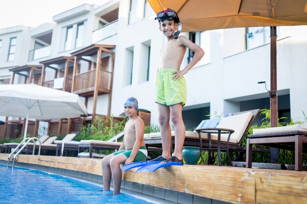 Niños felices en vacaciones de verano que se divierten y tiempo feliz