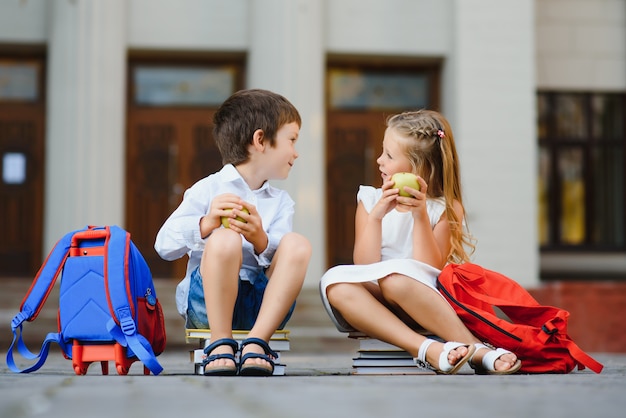 Niños felices volviendo a la escuela