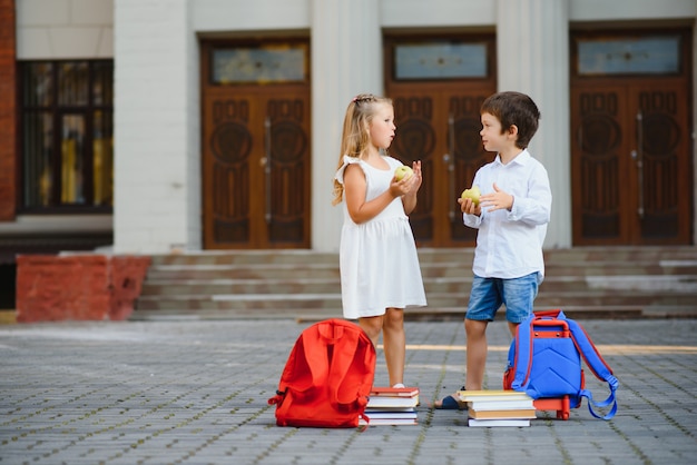 Niños felices volviendo a la escuela