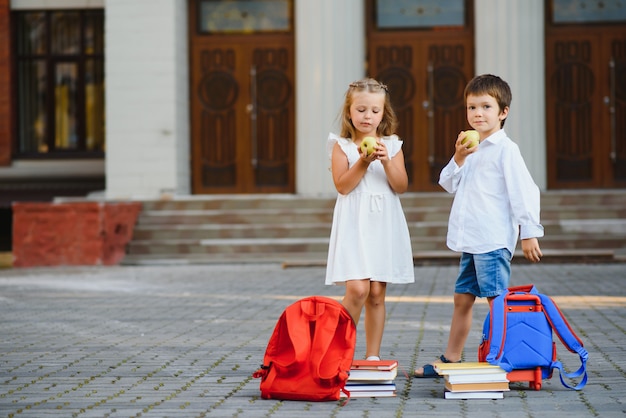 Niños felices volviendo a la escuela