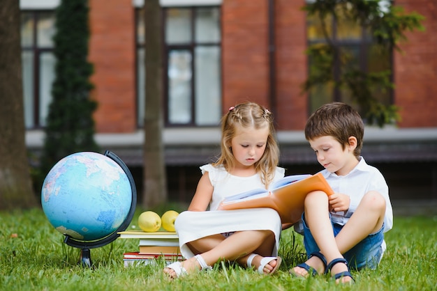 Niños felices volviendo a la escuela