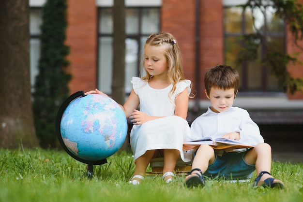 Niños felices volviendo a la escuela