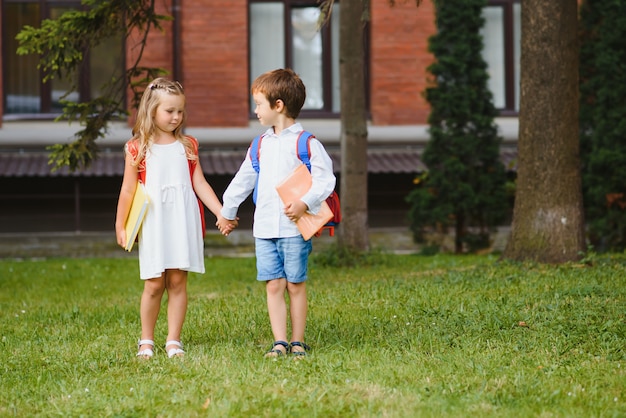 Niños felices volviendo a la escuela