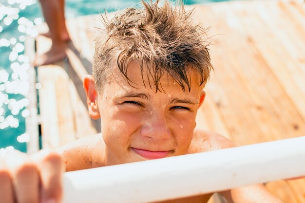 niños felices se zambullen en el mar