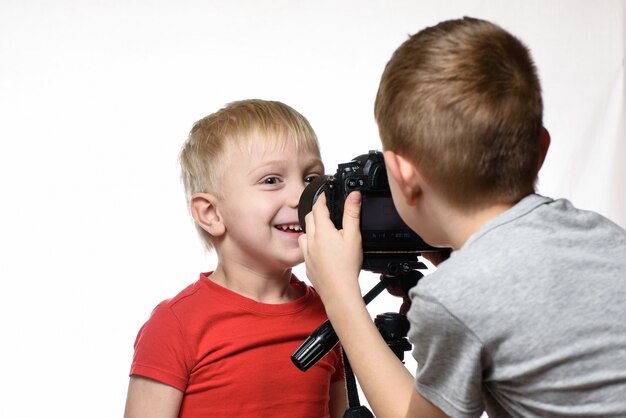 Los niños se fotografían con una cámara fotográfica