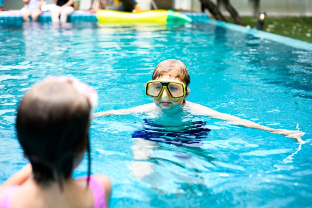 Niños con gafas jugando en una piscina