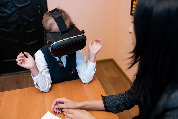 Foto los niños con gafas de realidad virtual están en la oficina de la escuela.