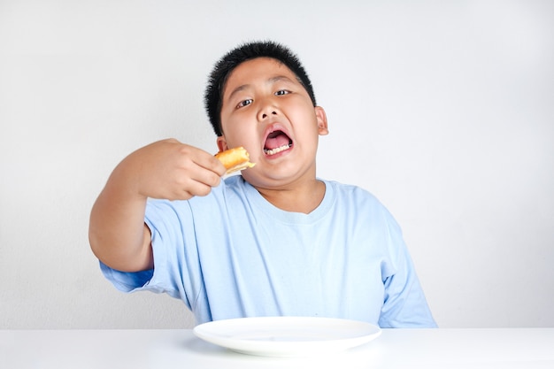 Los niños gordos comen pizza con alegría. Si se consume en grandes cantidades, la grasa corporal no es saludable.