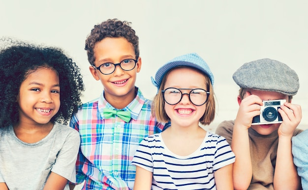 Foto niños guapos divirtiéndose en el parque