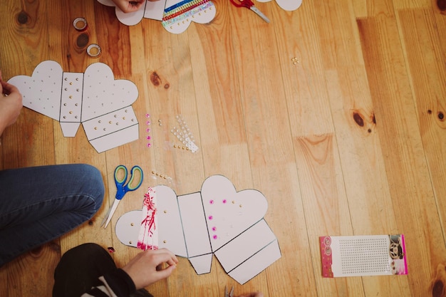 Los niños hacen artesanías y juguetes Vista desde arriba