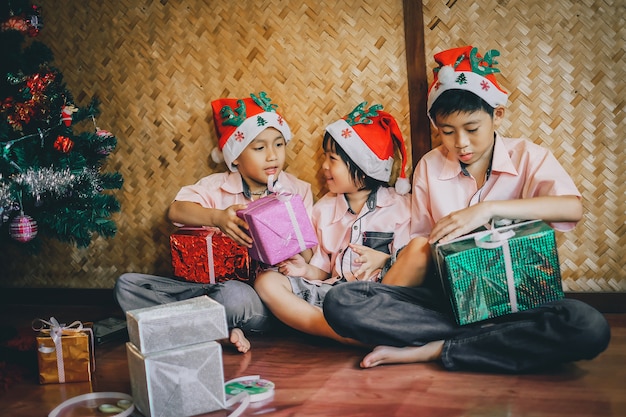 Los niños hacen caja de regalo para el festival de navidad.