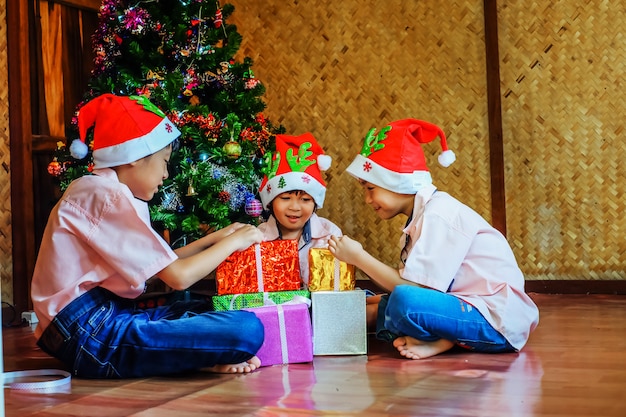 Los niños hacen caja de regalo para el festival de navidad.