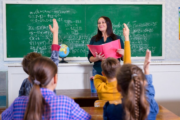 Los niños hacen matemáticas en la escuela primaria.