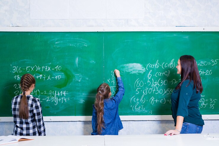 Los niños hacen matemáticas en la escuela primaria.