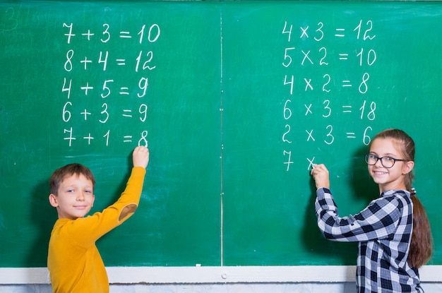 Los niños hacen matemáticas en la escuela primaria.