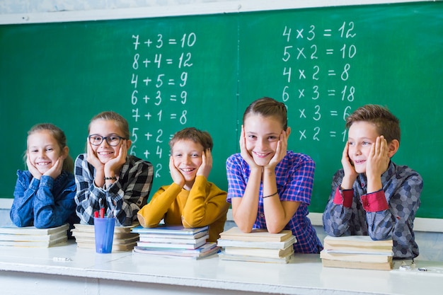 Los niños hacen matemáticas en la escuela primaria.