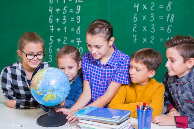 Los niños hacen matemáticas en la escuela primaria.