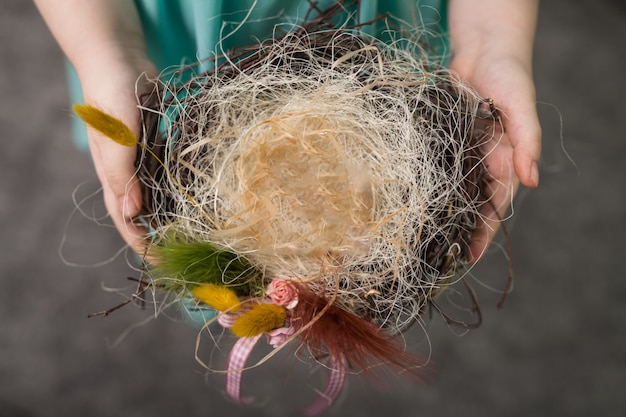 Los niños hacen un nido para pájaros, nidifican para pájaros.