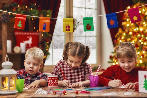 Los niños hacen tarjetas