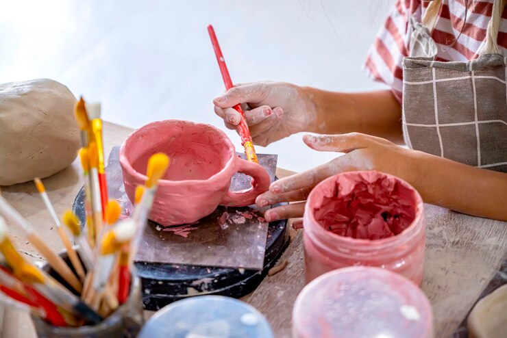 Foto niños haciendo una artesanía de una taza de porcelana de arcilla húmeda