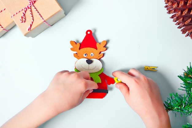 Niños haciendo decoración para árbol de Navidad o regalos.