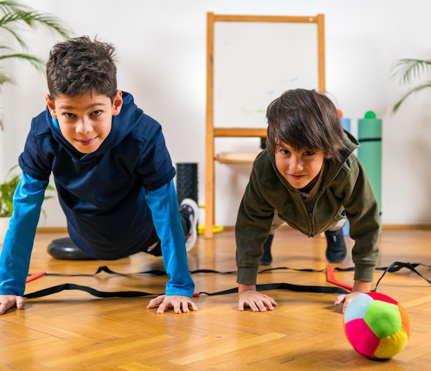 Foto niños haciendo ejercicio en el interior