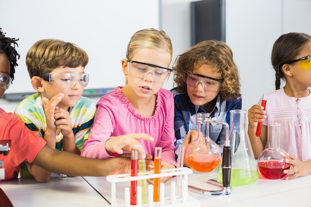 Niños haciendo un experimento químico en laboratorio