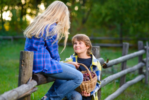 Niños haciendo picnic al aire libre