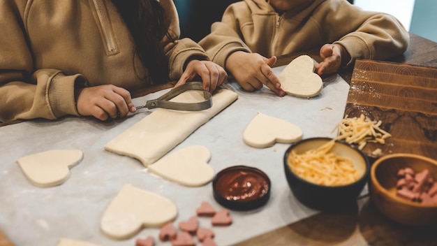 Niños haciendo pizza en la cocina