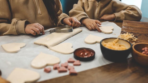 Niños haciendo pizza en la cocina