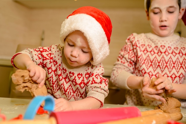 los niños hornean panes de jengibre festivos hechos a mano