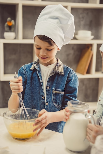 Niños horneando en la cocina